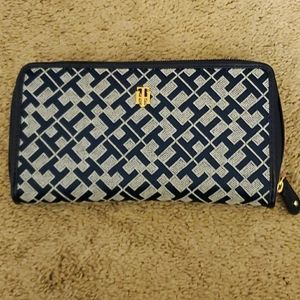 a perfect condition Tommy Hilfiger wallet